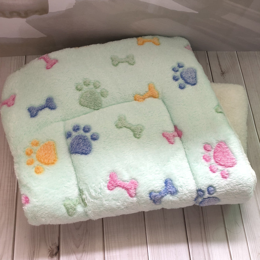 Cozy Flannel Pet Blanket – Soft Comfort for Dogs and Cats