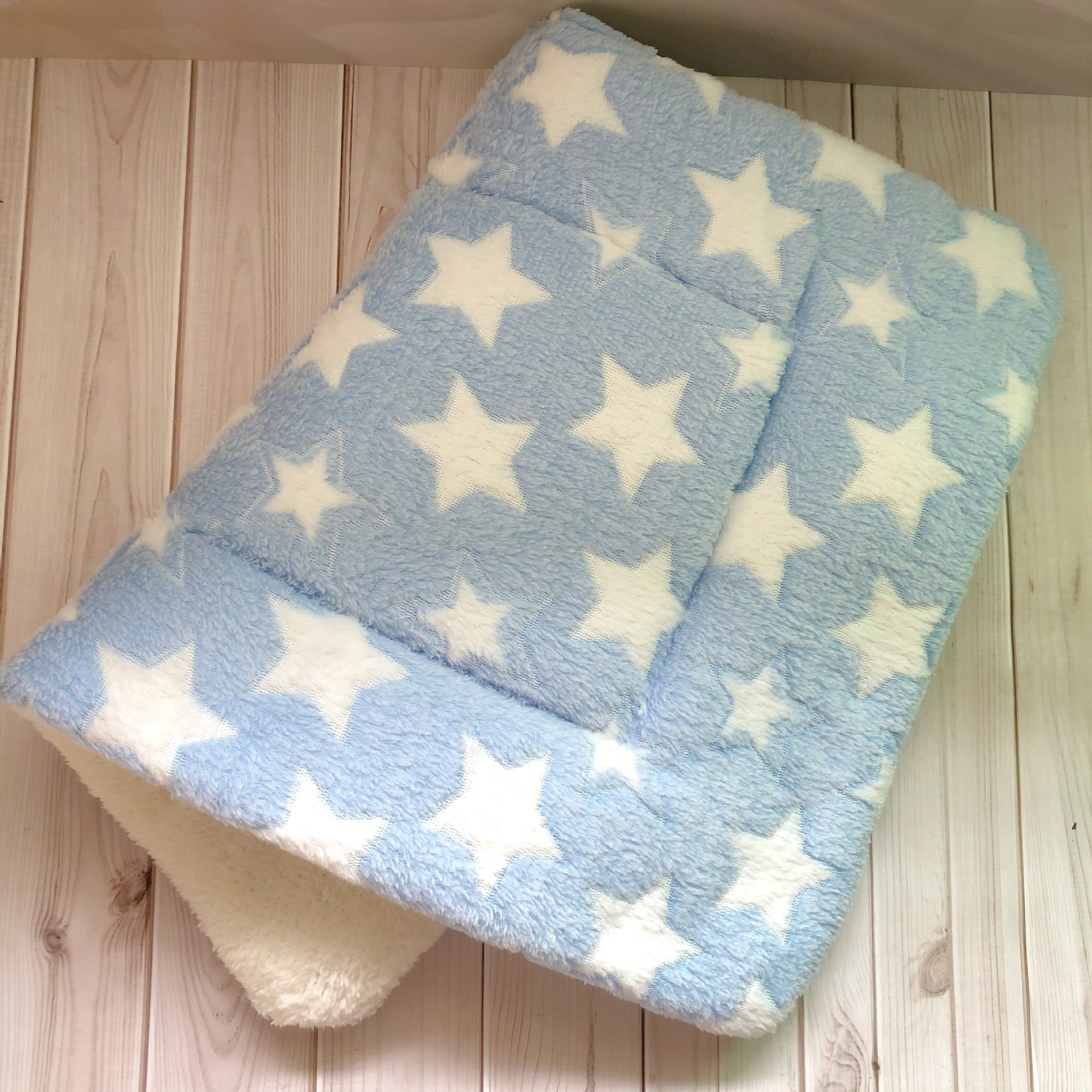 Cozy Flannel Pet Blanket – Soft Comfort for Dogs and Cats