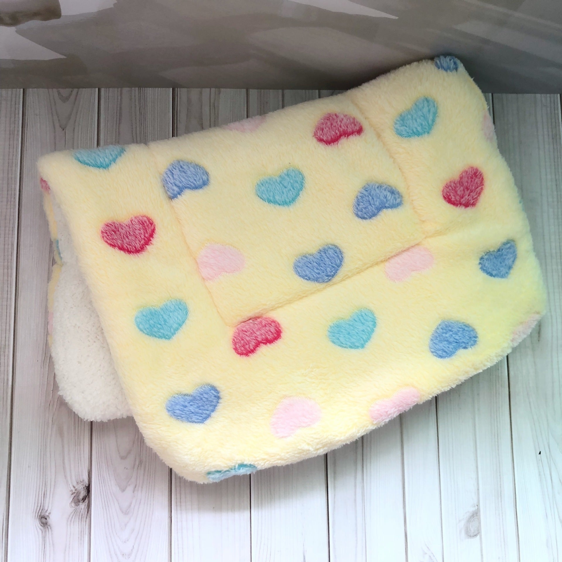 Cozy Flannel Pet Blanket – Soft Comfort for Dogs and Cats