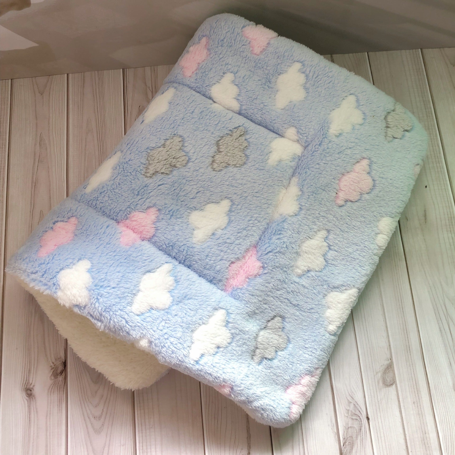 Cozy Flannel Pet Blanket – Soft Comfort for Dogs and Cats